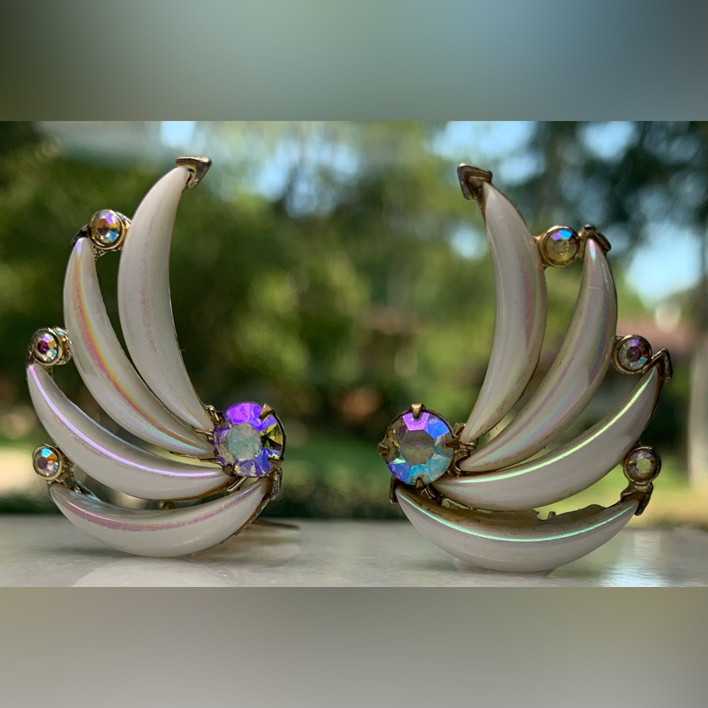 Vintage Kramer Aurora Borealis Clip-On Earrings 42$